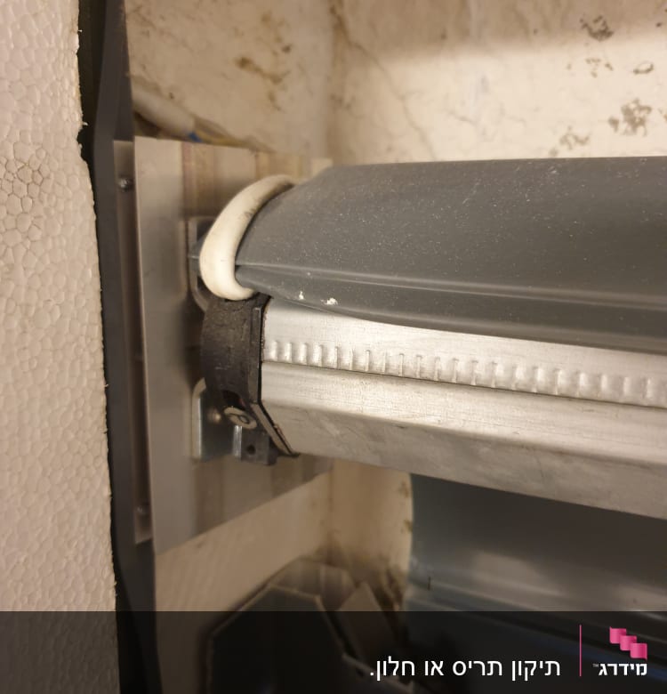 תריס מתכת עם מסגרת וחלקי חיבור